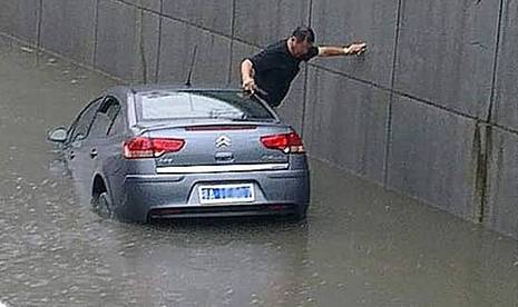 雨天駕駛專題：車輛落水的逃生方法