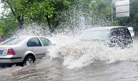 雨天進(jìn)入難以把握水深的路段