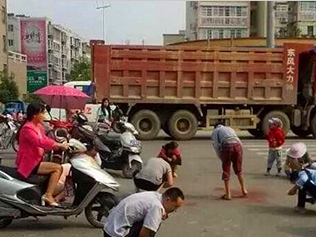 貨車側翻 多聞眾人哄搶 少見司機自省 1