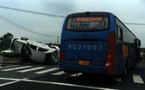 不要開車喝水 一舉一動關(guān)乎駕駛安全 1
