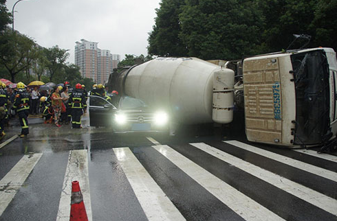 奔馳禮讓老人停斑馬線前 被后方水泥車壓扁