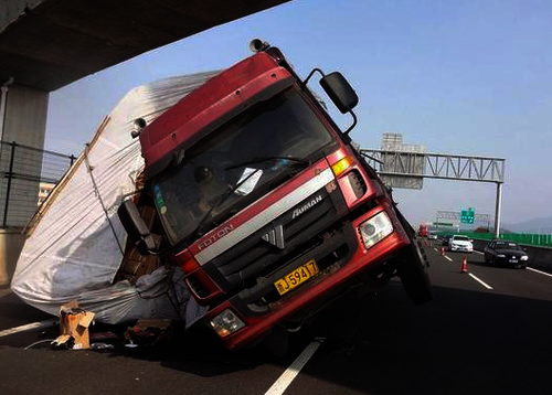 大風(fēng)吹歪高貨車 貨物運輸勿超高 1