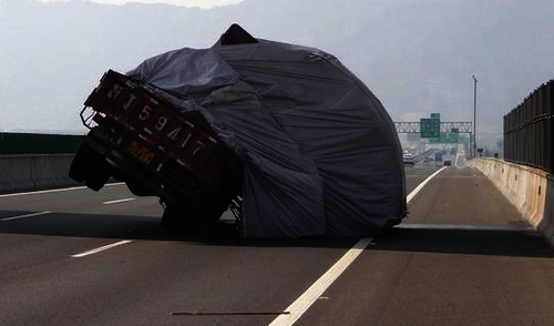 大風(fēng)吹歪高貨車 貨物運輸勿超高 2