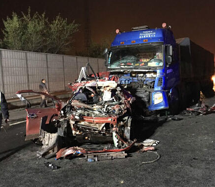 霧霾天行車警惕前方交通事故 1