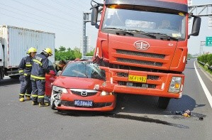 不明物對穿面包車 離奇車禍源起大貨車 7