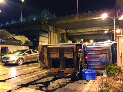 南京一貨車撞上等紅燈面包車 司機(jī)疲勞駕駛 1