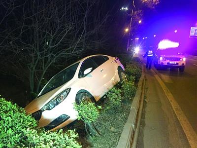 南京一貨車撞上等紅燈面包車 司機(jī)疲勞駕駛 2