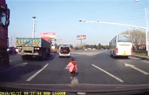 孩子從車內(nèi)掉出 關(guān)注太多人忽視的“兒童乘車安全問題”