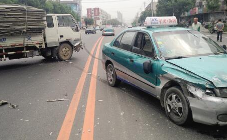 開(kāi)車意外追尾？腳下竟有如此玄機(jī)！