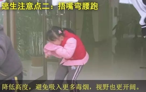 大客車突然起火 如何安全快速逃生？-8